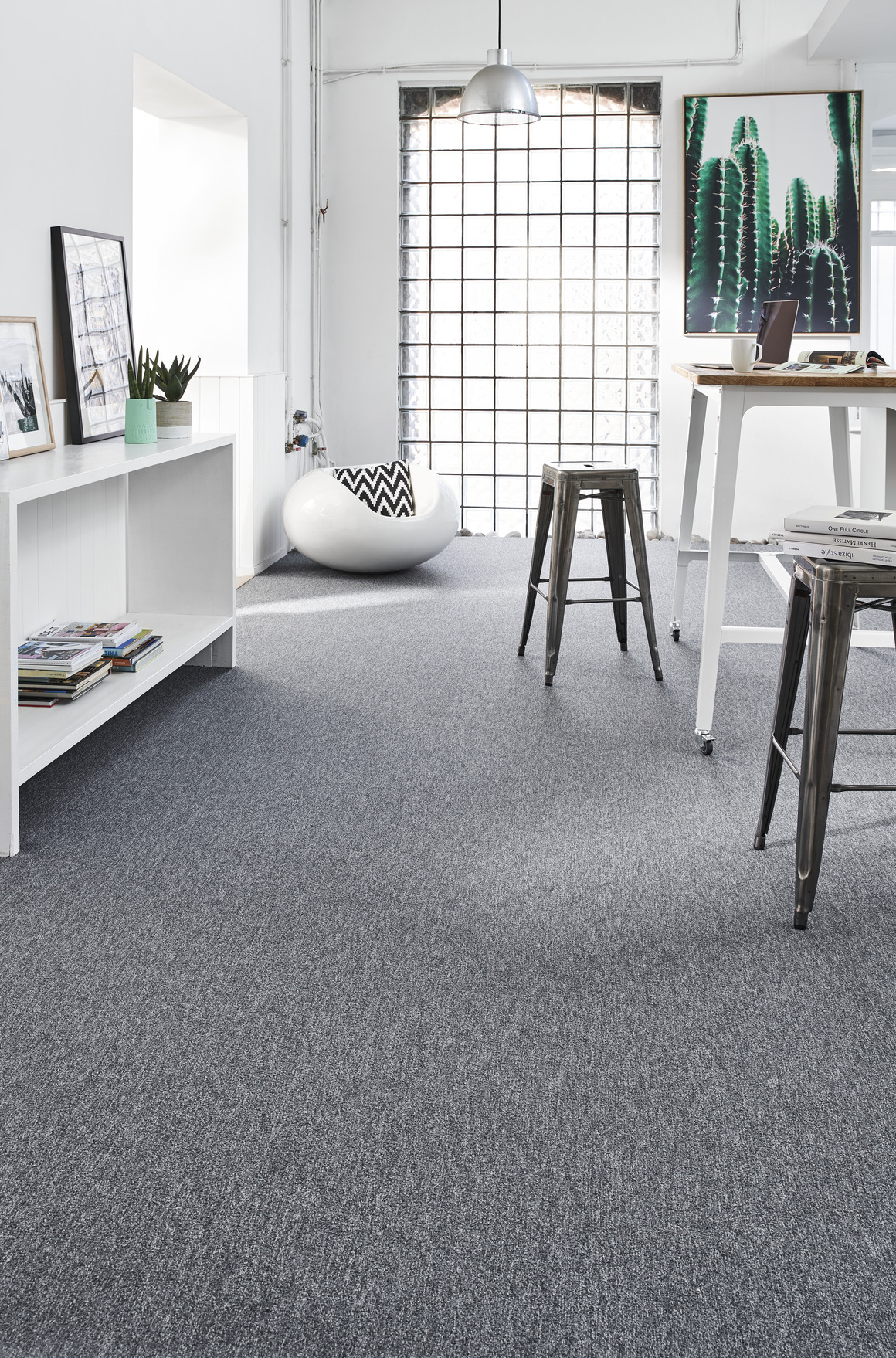 Interieur met Projecttapijt Avenue rol AVR1960 in de kleur grijs