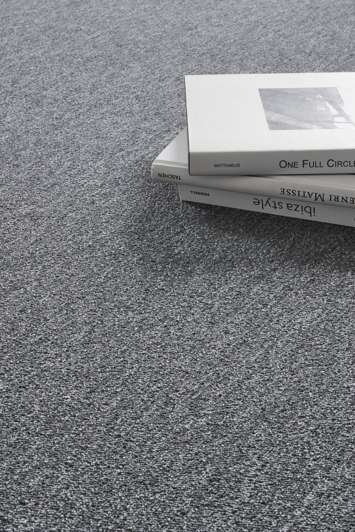 close up Projecttapijt Avenue rol AVR1960 in de kleur grijs, met boeken